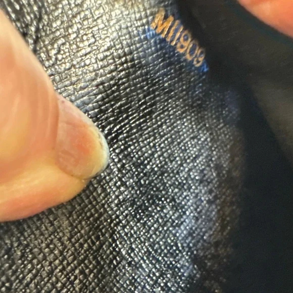 Louis Vuitton Epi Porte-Billets Black Leather Compact Wallet - Picture 13 of 16